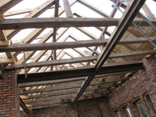 teilsanierter Dachstuhl