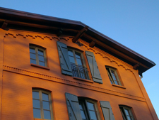 Giebel links, fertig gestaltet, leuchtend in der Abendsonne